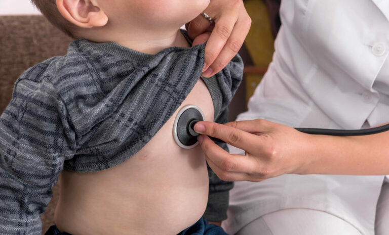 Photo d'un bébé qui se fait examiner par un médecin. Photo pour illustrer la création de RareSim