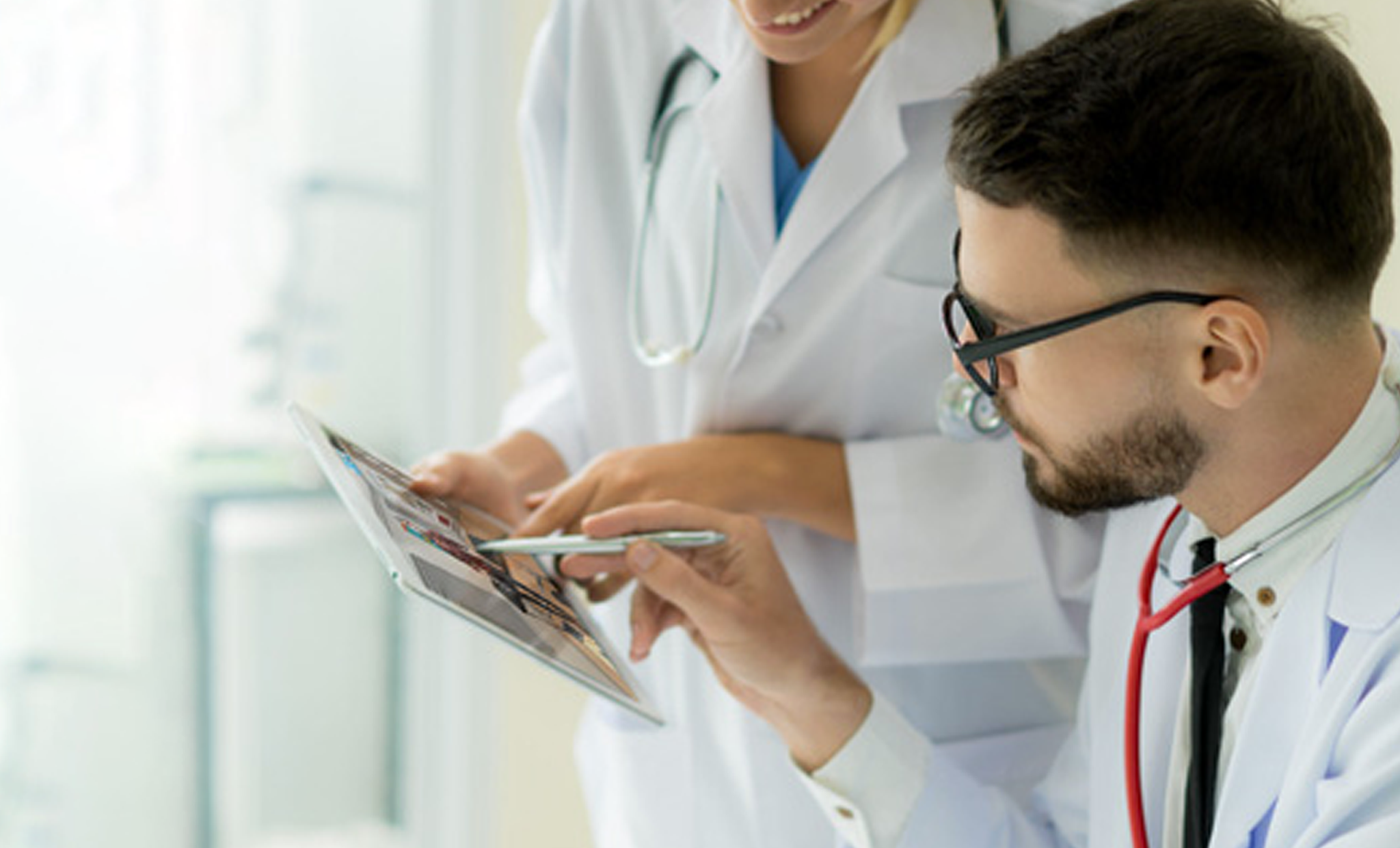 Photo de deux médecins en train de discuter à propos d'un simulateur RareSim sur tablette